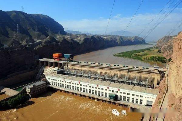 盐锅峡水电站位于甘肃省永靖县,距兰州市70公里.