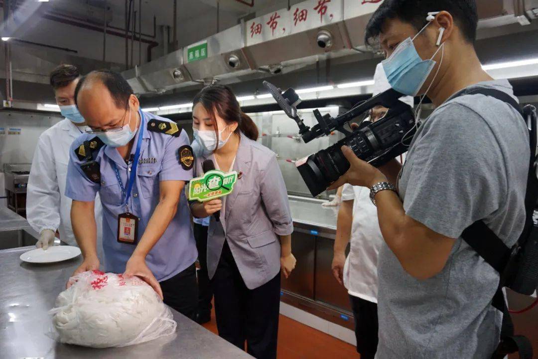 在食品安全检查中, 执法人员主要查看该单位购进的  湿米粉类食品包装