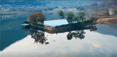 般的山影 最妙的是水中央一方观景露台 如天光云影之上的浮槎 gif截图