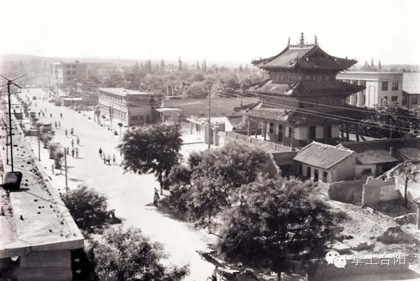 合阳县城老照片:曾经的文庙,旁边的小广场当初还盖有房屋.