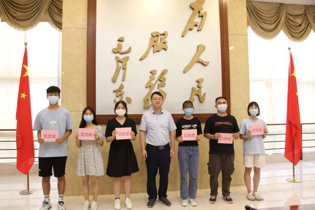石湾镇表彰优秀高考大学生