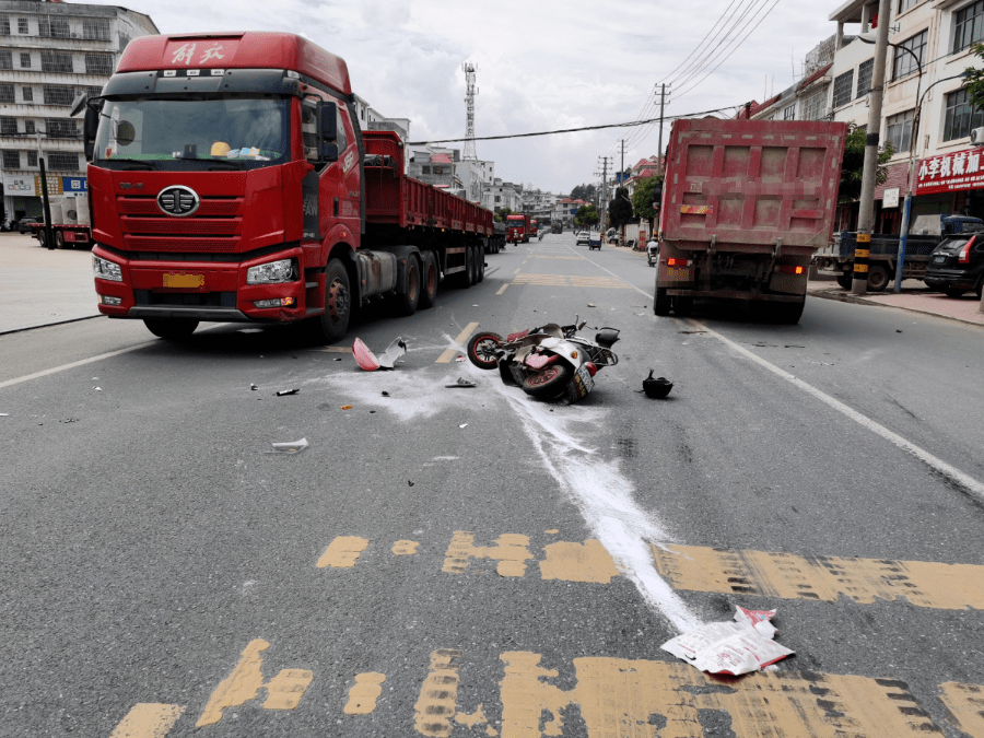 ▼事故发生路段现场图片>2021年8月10日12时23分,赣州交警赣县