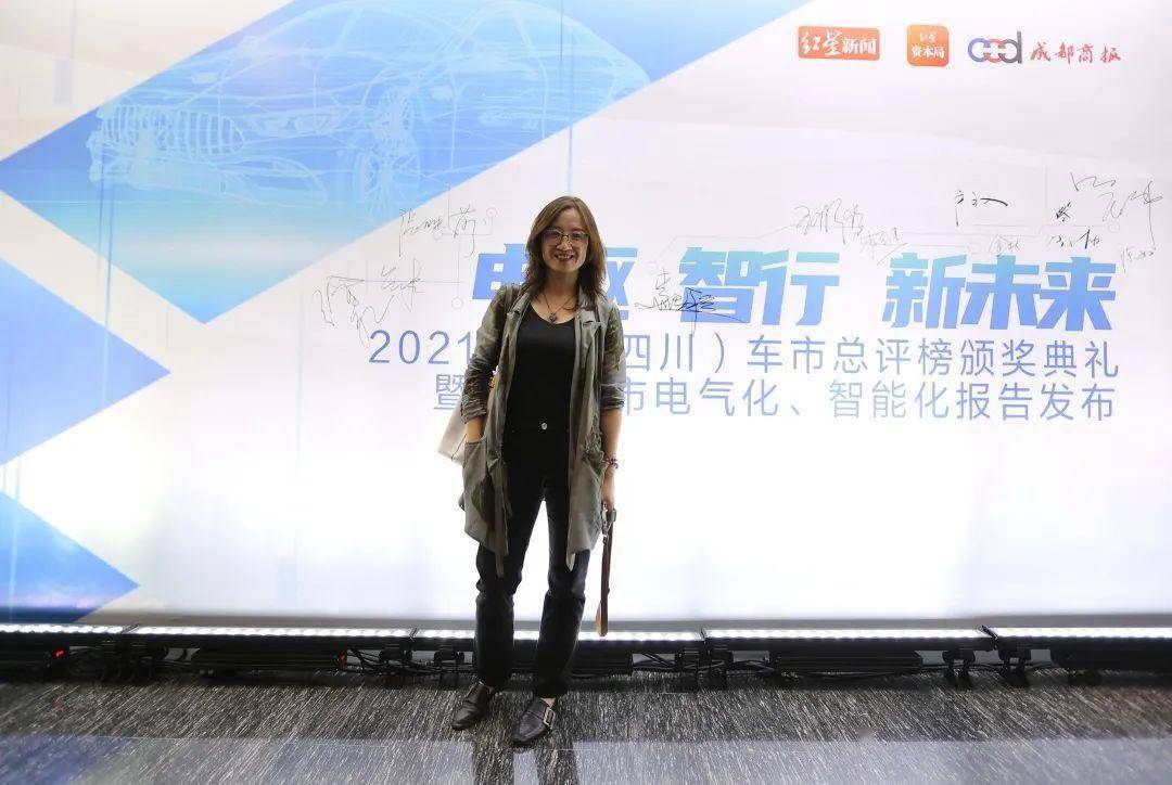 成都商(参数|图片)报社/红星新闻党委委员,副总编辑,总经理何小梅