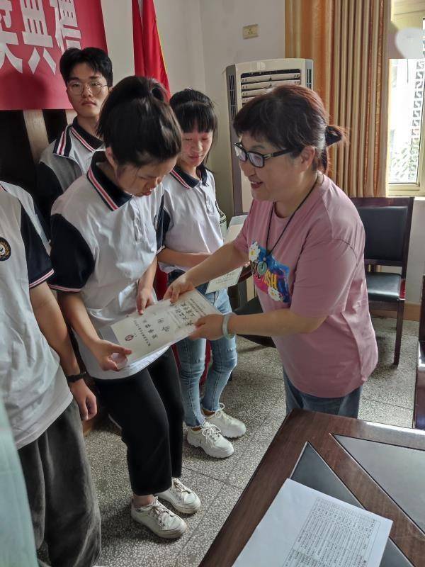 新洲二中14名学子获陶月波家乡子女爱心奖学金