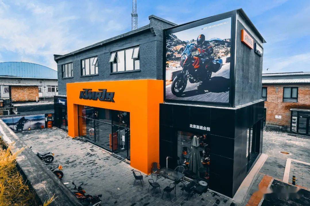 橙色包裹一抹蓝,打卡北京ktm&胡斯瓦纳双品牌形象店丨