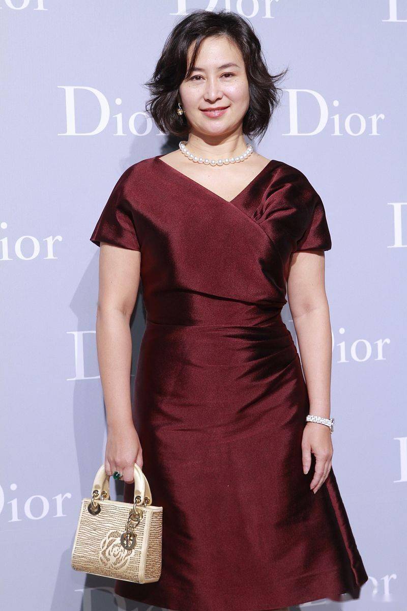 何超琼何超莲穿衣风格真不同看着像母女但何超琼气质却不输