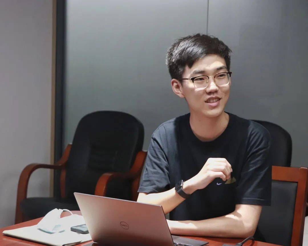 而新能源科学与工程专业研究生二年级的周忆梦和化学系博士三年级的牛