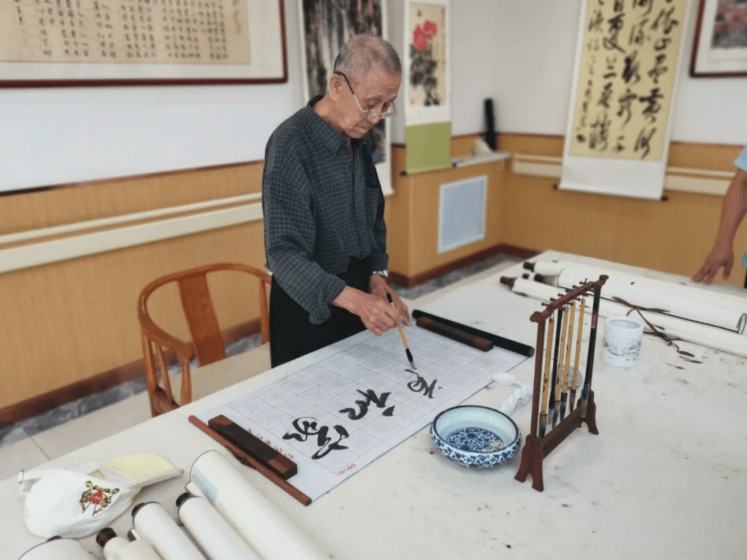 席老先生是一位兼备传统与现代的民间书画家,其书法诸体兼擅,犹以