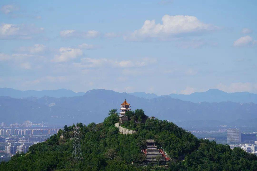 更显诗情画意~七彩相互映衬与秋天翠峰山峦与飞鸟齐放异彩在人们的