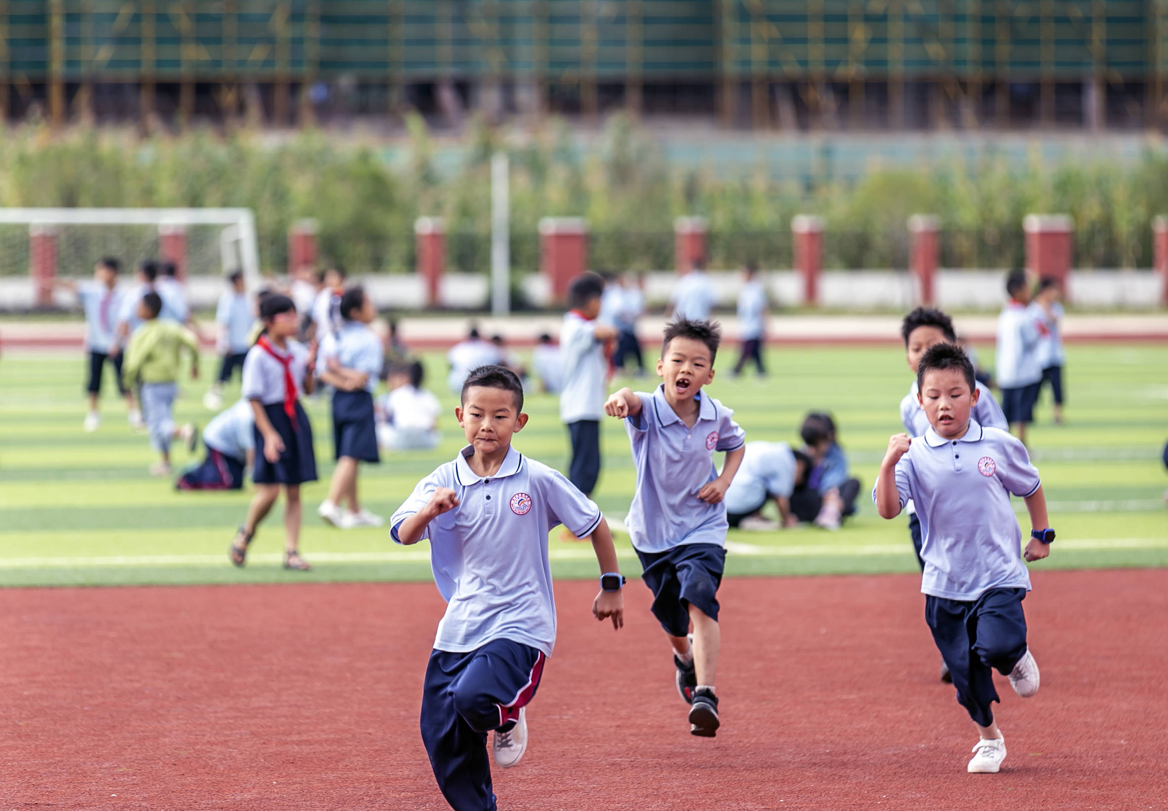 8月31日,黔西市文峰街道惠风学校学生课间在操场活动.