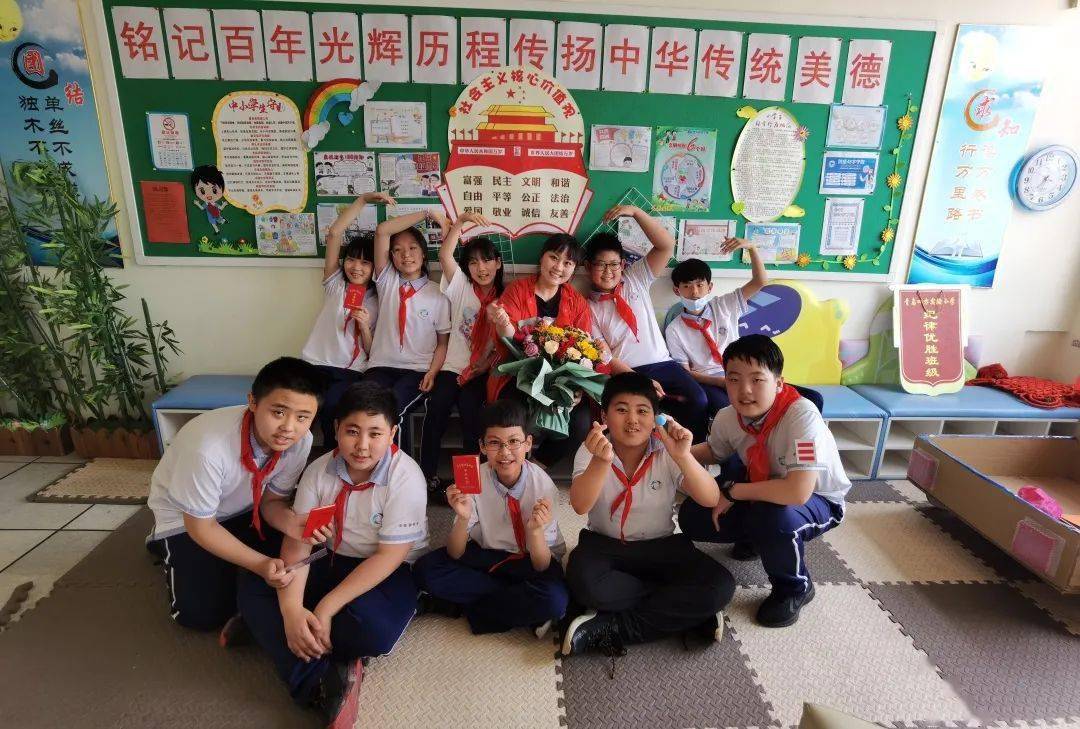 以"博爱"滋润幼苗,用"无悔"书写青春在市北区第一届中小学,幼儿园名