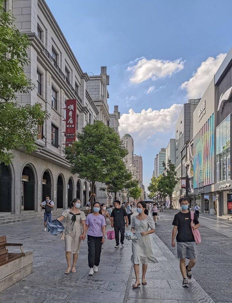 江汉路步行街,逛街的年轻人.长江日报城市摄影队 程汉庭 摄