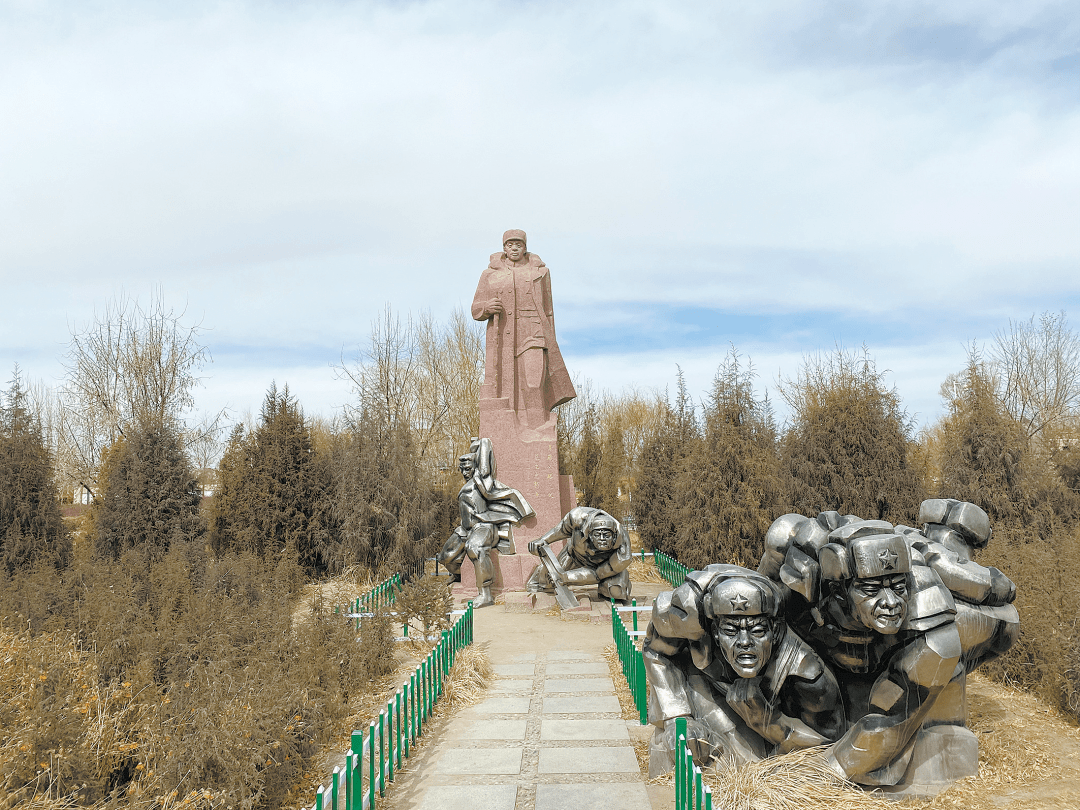 写在"天路"上的忠诚—开路精神述评(上)_慕生忠