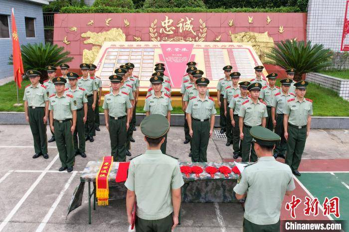 退伍季:重庆武警退伍老兵泪别军营_彭勇