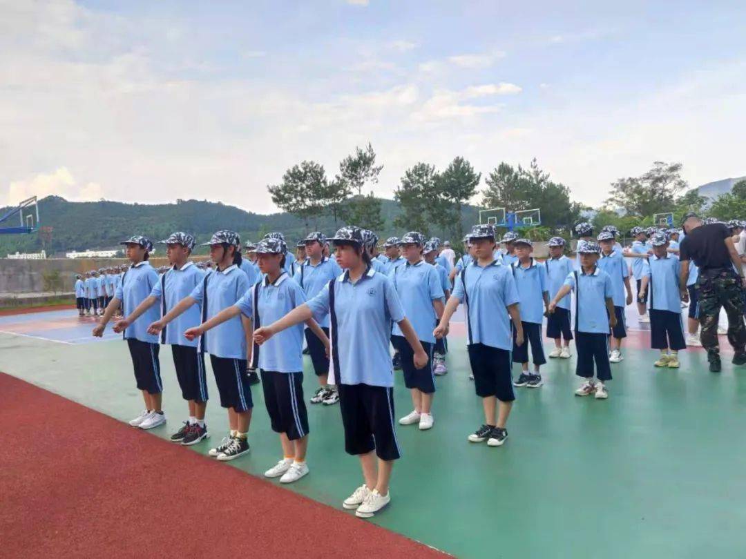 南平市第八中学初中部南平时代中学的学生们在教官的带领下有序地