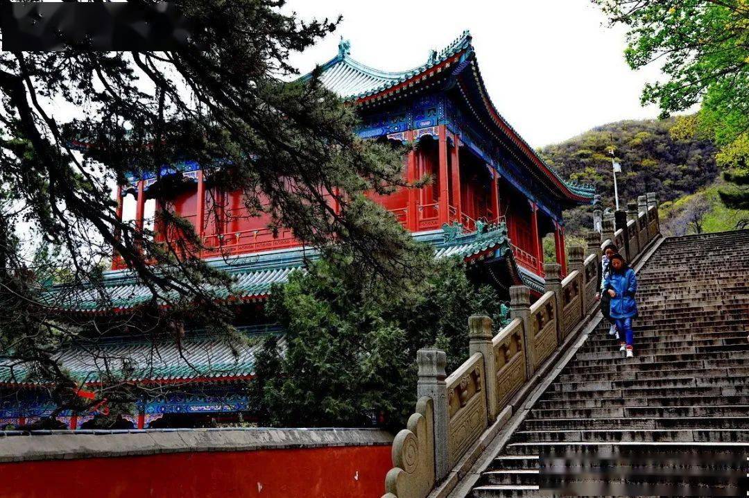 整座寺院既有北方寺庙巍峨宏大的气势,又有江南园林清幽秀雅的情趣