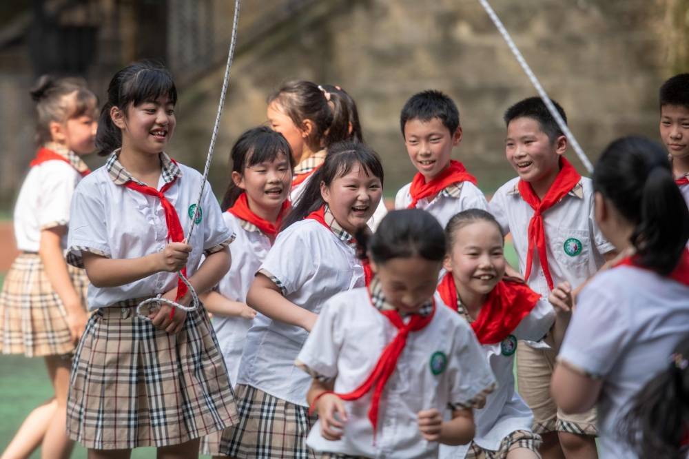 2021年9月1日,江北区钢锋小学,孩子们在参加学校组织的跳绳社团活动