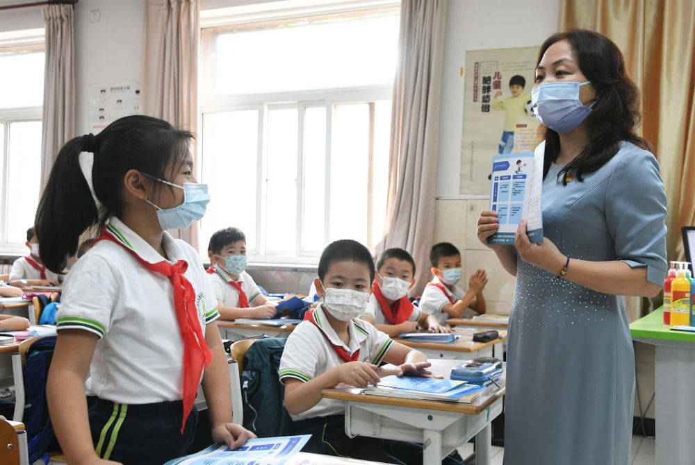 9月1日,在北京市海淀区太平路小学,三年级学生在开学第一课上发言.