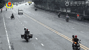 非法改装摩托车深夜