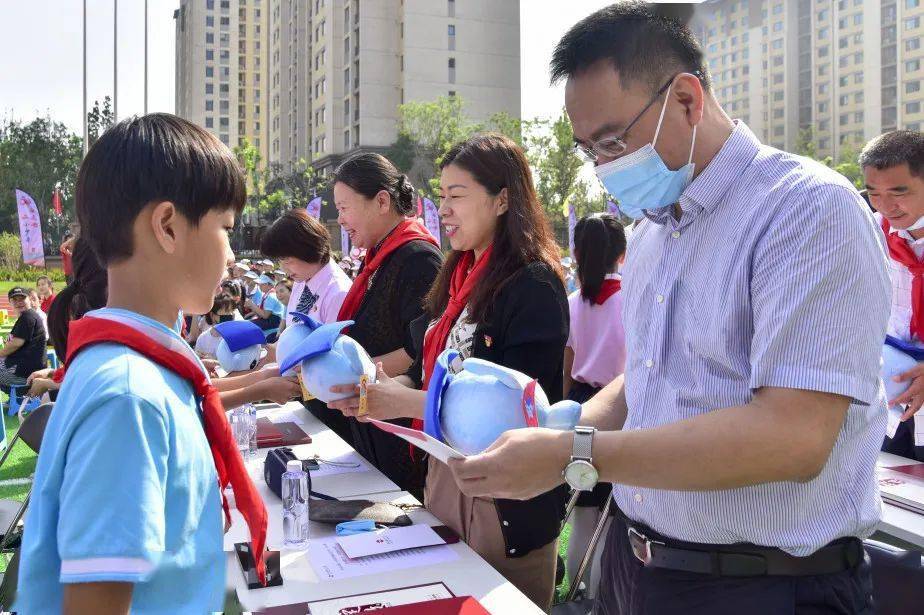 典礼上,新生代表将吉祥物蓝博豆作为礼物,送给了新校区的支持者和建设