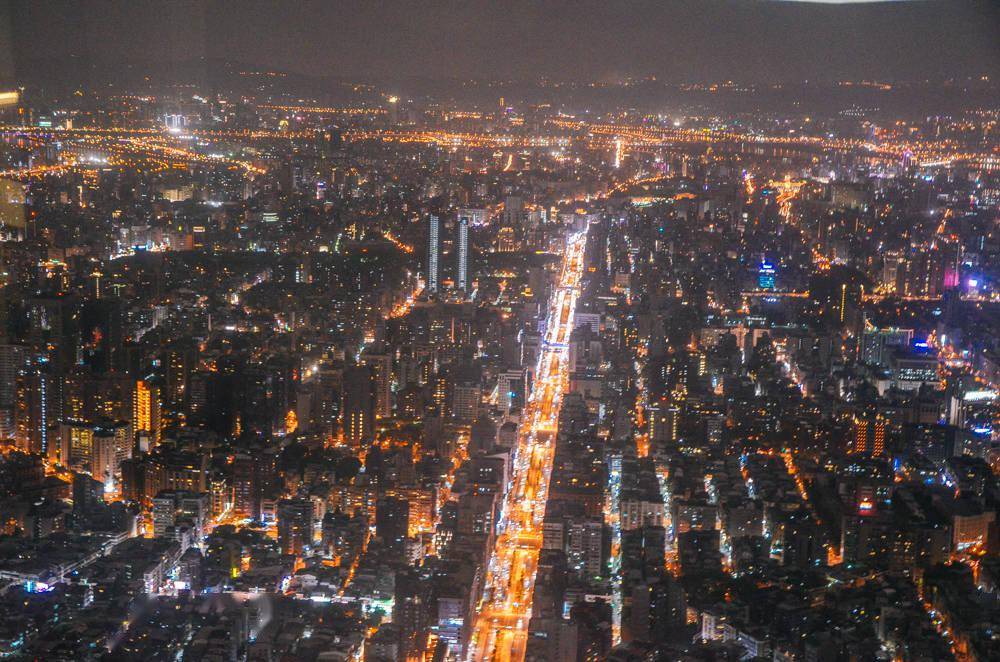 酒店的44楼顶是露天泳池,可以看到多角度的台北夜景,包括台北的日出和