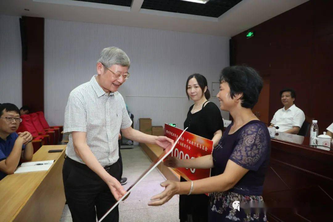 衢州二中校长翁胜华主持颁奖仪式.