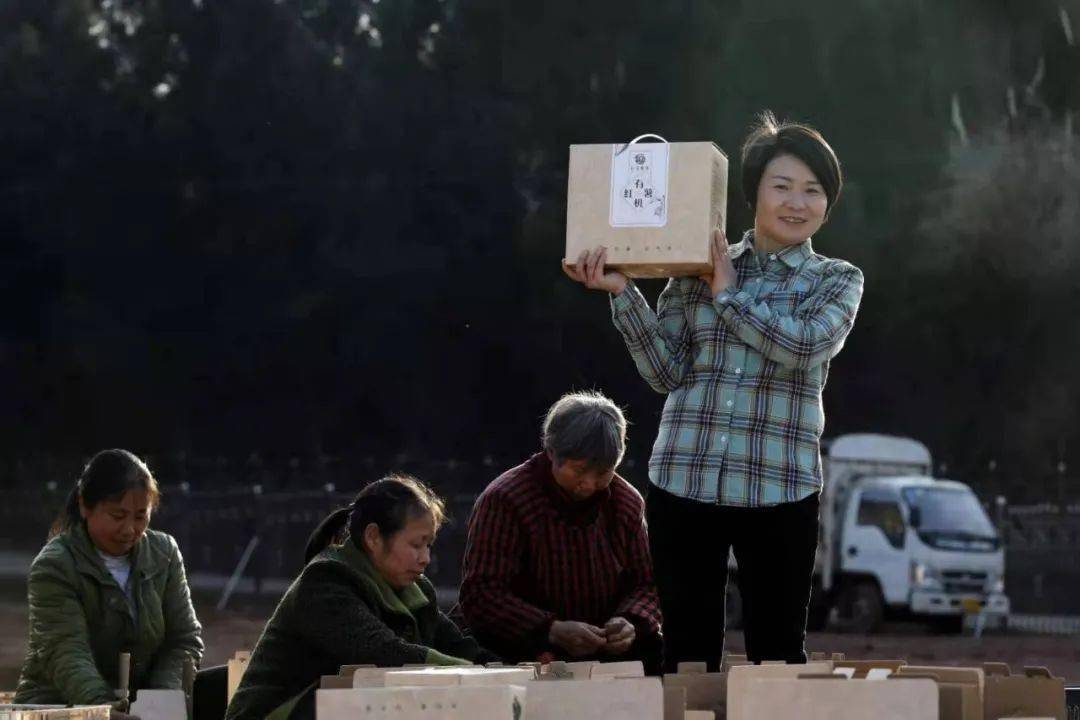 但她积极乐观,多次参加残运会,曾在四川省第六届残运会上获得跳远和