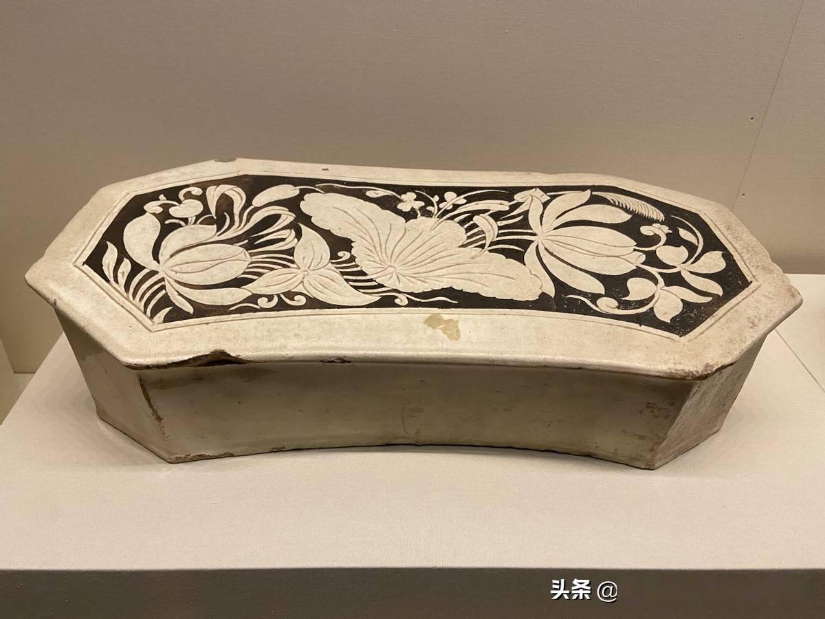 国博:类似的瓷枕做对比,外行都能分出河津窑和磁州窑