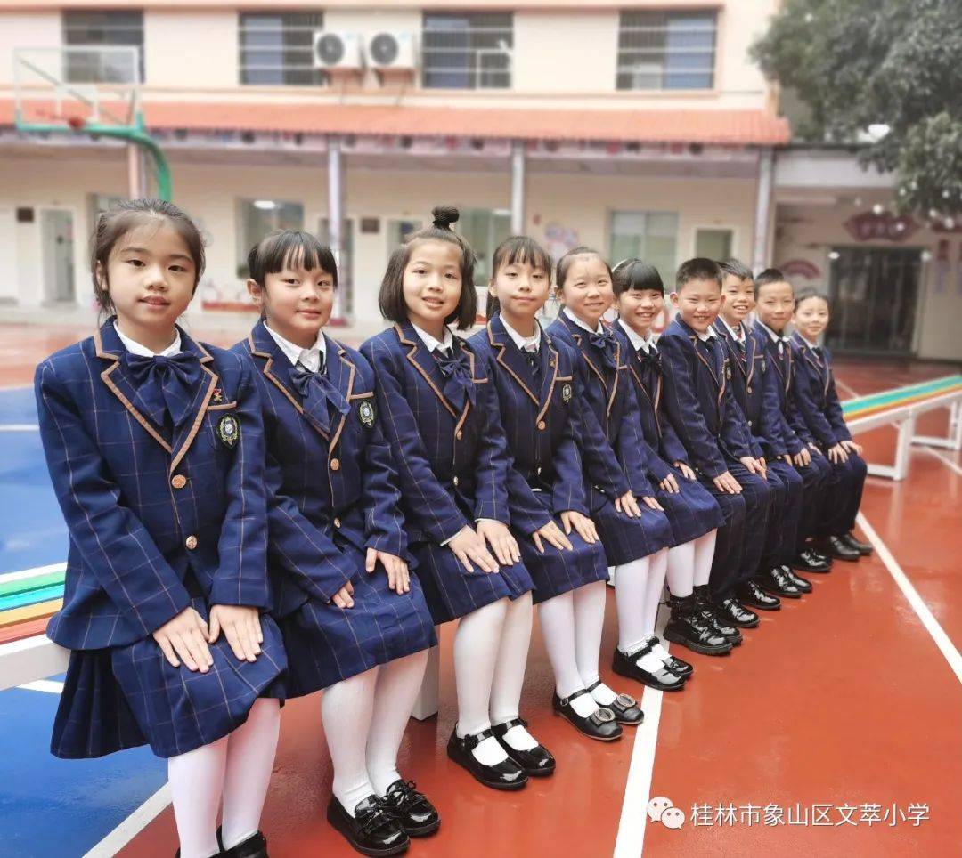 桂林市象山区文萃小学举行了隆重的新生开笔礼