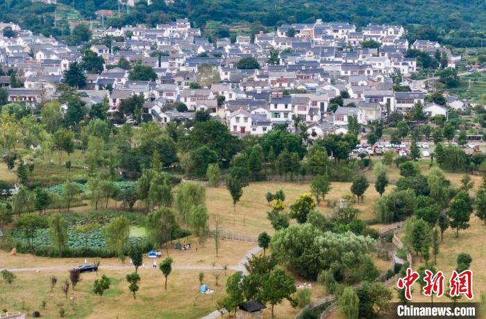 泱波 摄  9月4日,航拍南京市江宁区传统村落佘村,自然生态良好,乡土
