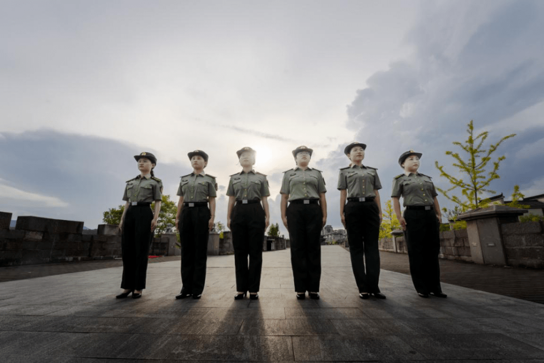 千鹤女子民兵连惊艳亮相古城