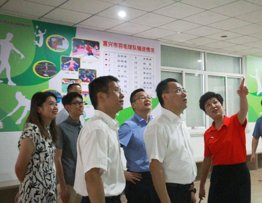 邢海华副市长一行莅临市体校慰问全体教职工
