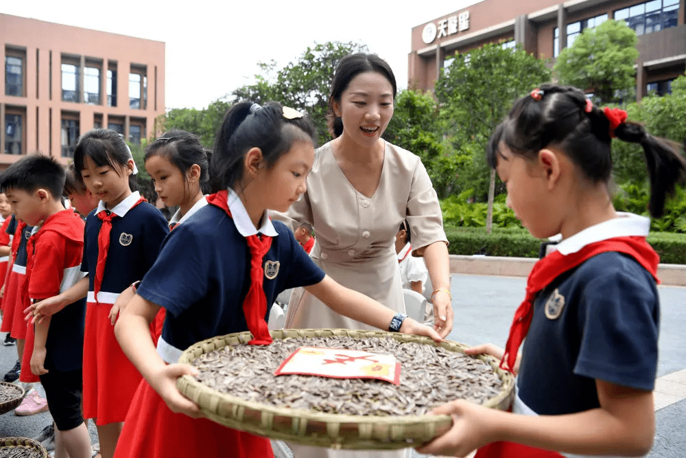 开学第一天,在两江新区星湖学校门口,不少送完孩子的家长流露出担忧.