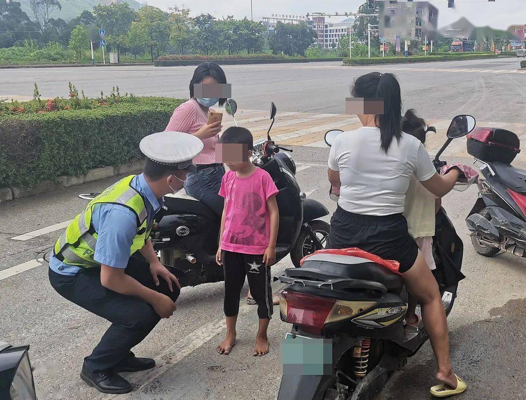 9月7日,上思县公安局交管大队执勤民警帮助一名走失聋哑儿童找到家人.