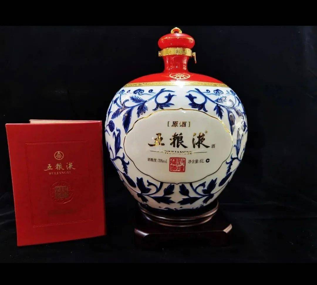美酒伴中秋五粮液醇香中秋佳节,美酒相伴五粮液典藏红釉封坛藏酒值得