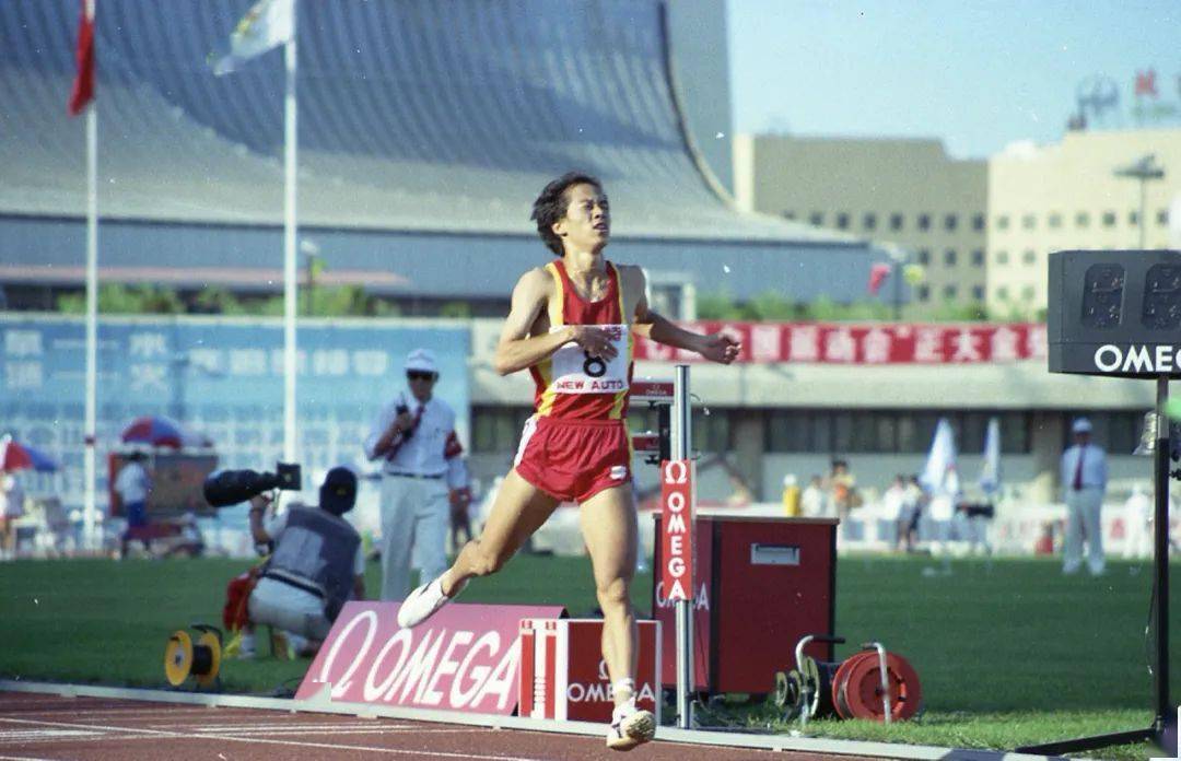 1983年第五届全国运动会男子800米决赛,江西名将黄洛涛以1分53秒52的