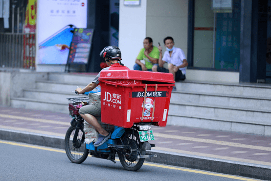 这意味着,快递员也是京东未来的涨薪对象.