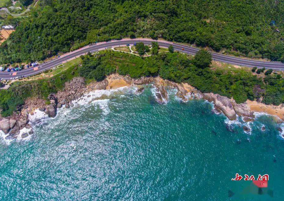 资料图:航拍海南万宁最美滨海旅游公路.骆云飞 摄