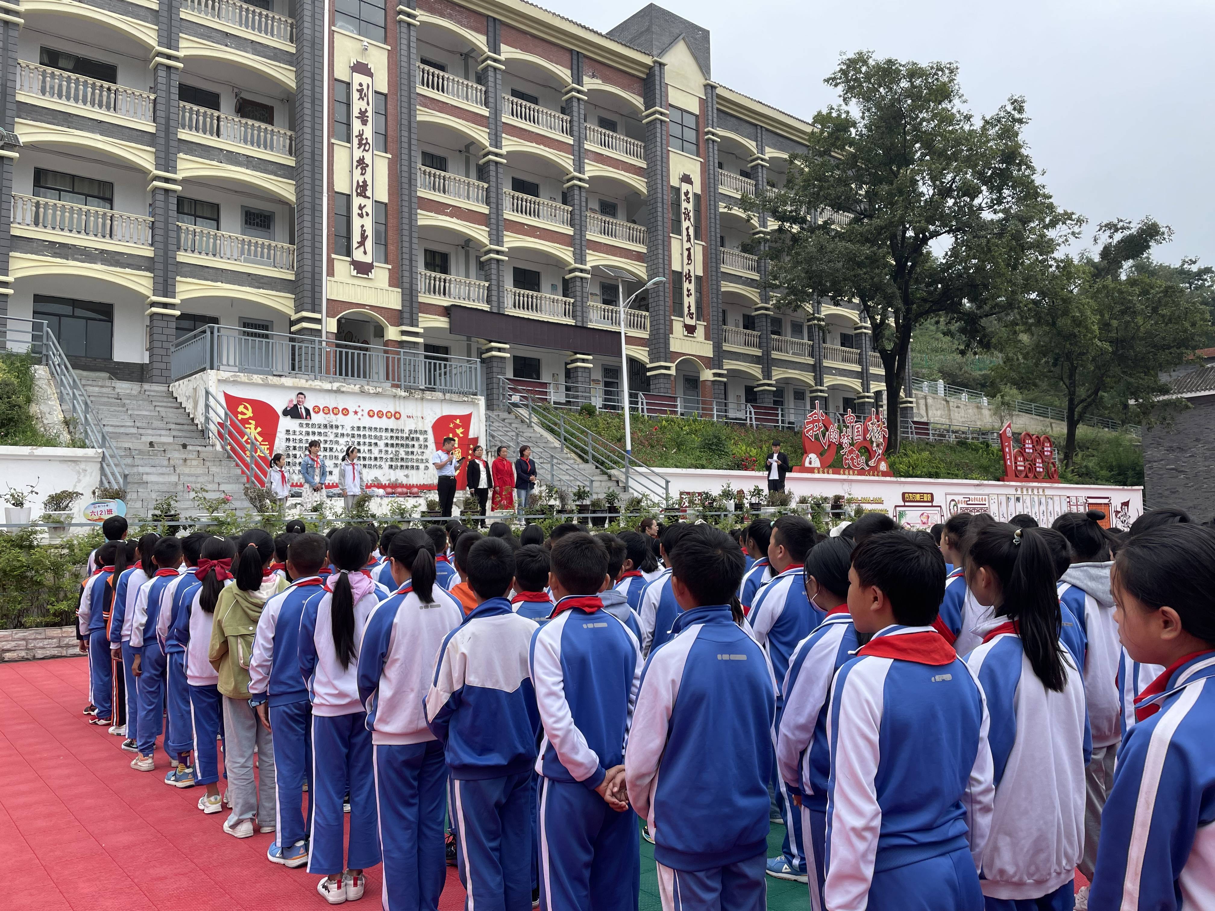 真开心～威宁这个小学收到了秋天的第一份礼物