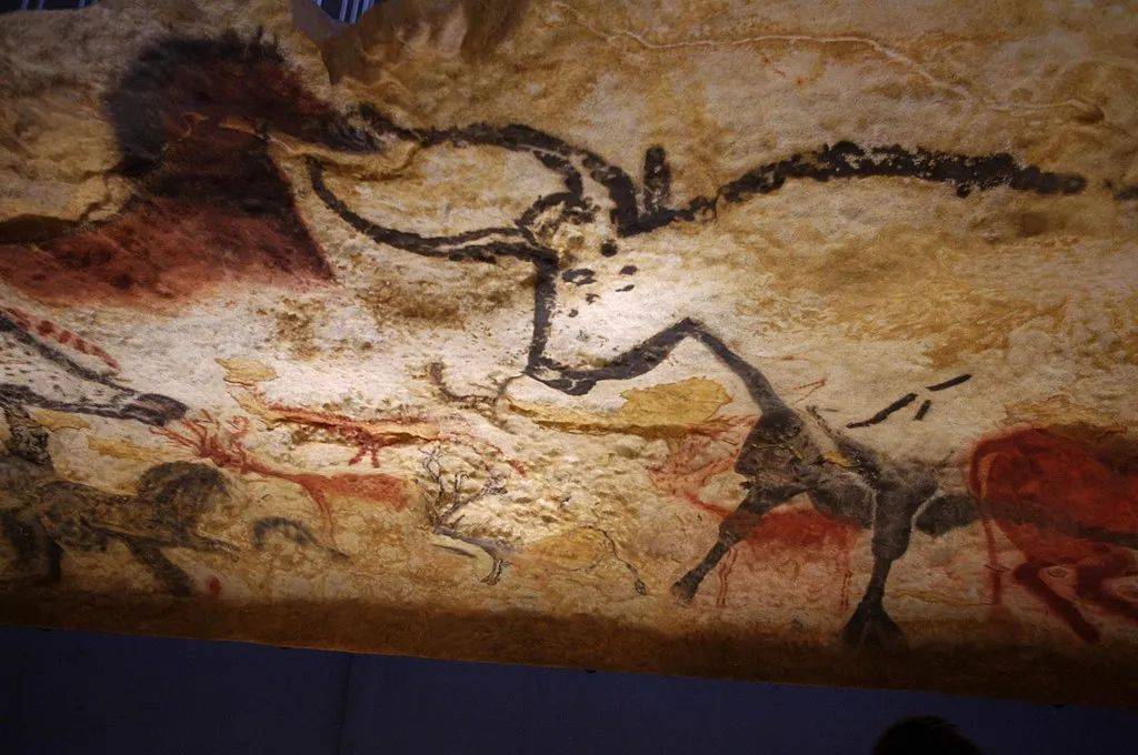 拉斯科洞窟壁画的复制品,野牛   traumrune / wikimedia commons