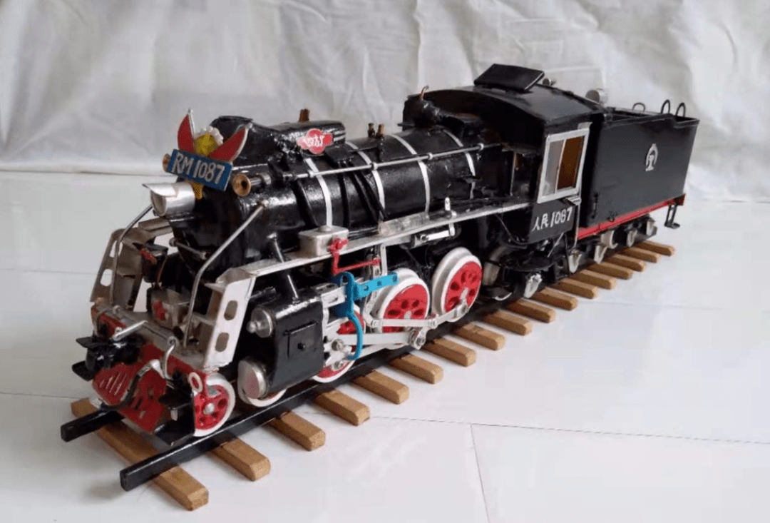 按照1:400 的比例纯手工" 复制"了一台  人民型蒸汽机车模型
