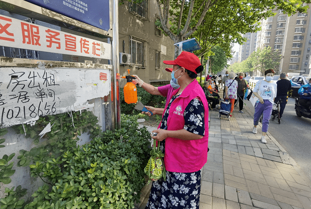 清理社区小广告昌平区各镇街在行动