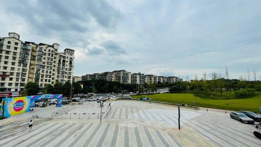 雍景保利广场位于南充市顺庆区,东眺嘉陵江;南与"江与城"房地产商业为