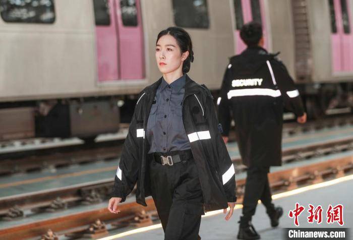 京港地铁28日启用新制服 智能车站机器人亮相发布