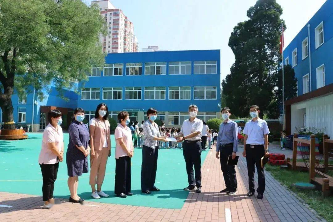 9月10日当天,置业集团相关领导,万寿寺派出所领导分别来到幼儿园,向
