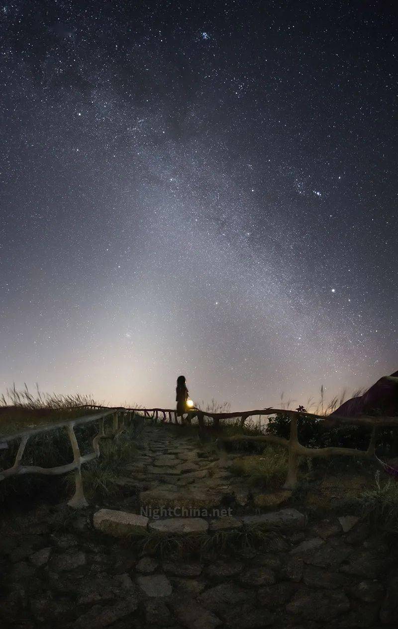 身处无数星辰下夜空中国