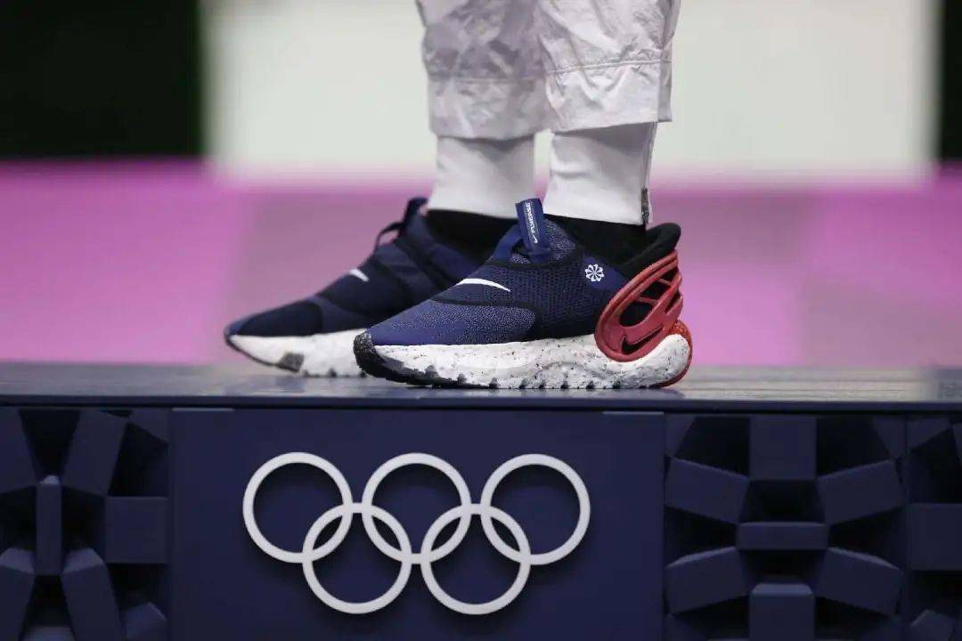 奥运会领奖台上,安踏星标这颜值纯纯吊打了美国奥运代表团的nike