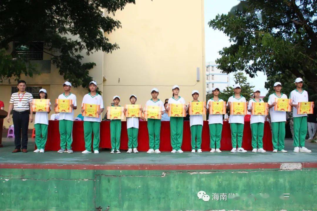 嘉积三中举行2021级新生军训会操表演活动