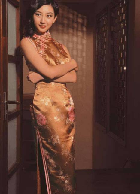 身材 被邱淑贞女儿惊艳到了，穿印花旗袍优雅又显贵气，身材好确实抢镜
