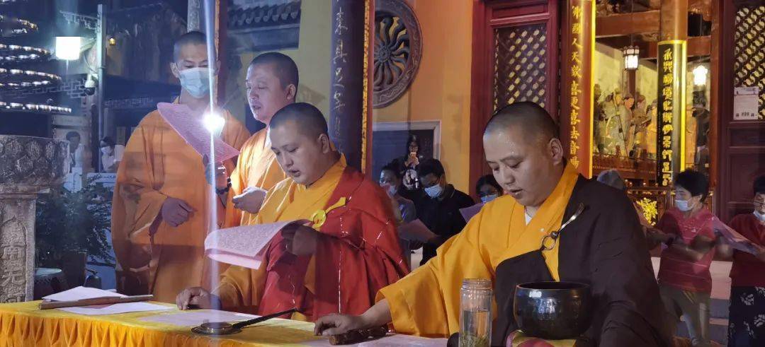 永兴寺全体常住法师,四众弟子二十余人齐聚永兴寺圆通宝殿前,我寺住持